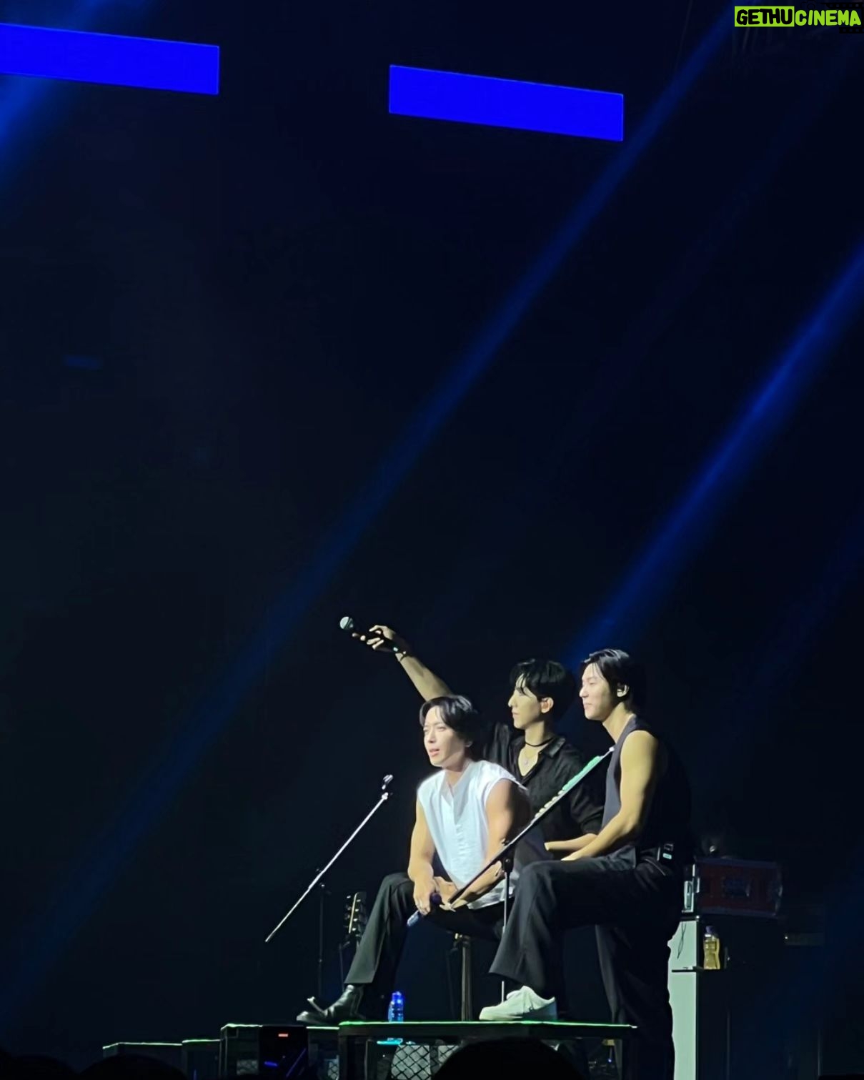 Kang Min-hyuk Instagram - The second day of the concert in Macau is over! A perfect Macau night. I was happy to be with Boice. #CNBLUE #CNBLUENTITY #Macau