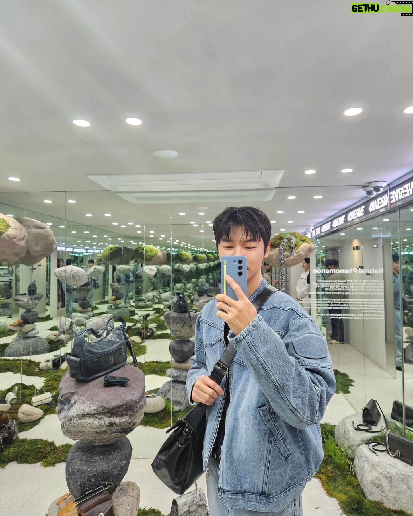 Kang Min-hyuk - 223.8K Likes - 분크의 아페르티보 팝업 행사장에 다녀왔습니다!
6년간의 분크의 히스토리를 만나보실 수 있으니 꼭 놓치지 마세요!
청청패션도 완벽하게 완성시켜주는 분크의 이쁜 제품들은
압구정 4ONE5IVE 도산 매장에서
12월 17일까지 만나보실 수 있습니다!
@vunque_official #ad #vungue #분크 #vunque_Aperitivo