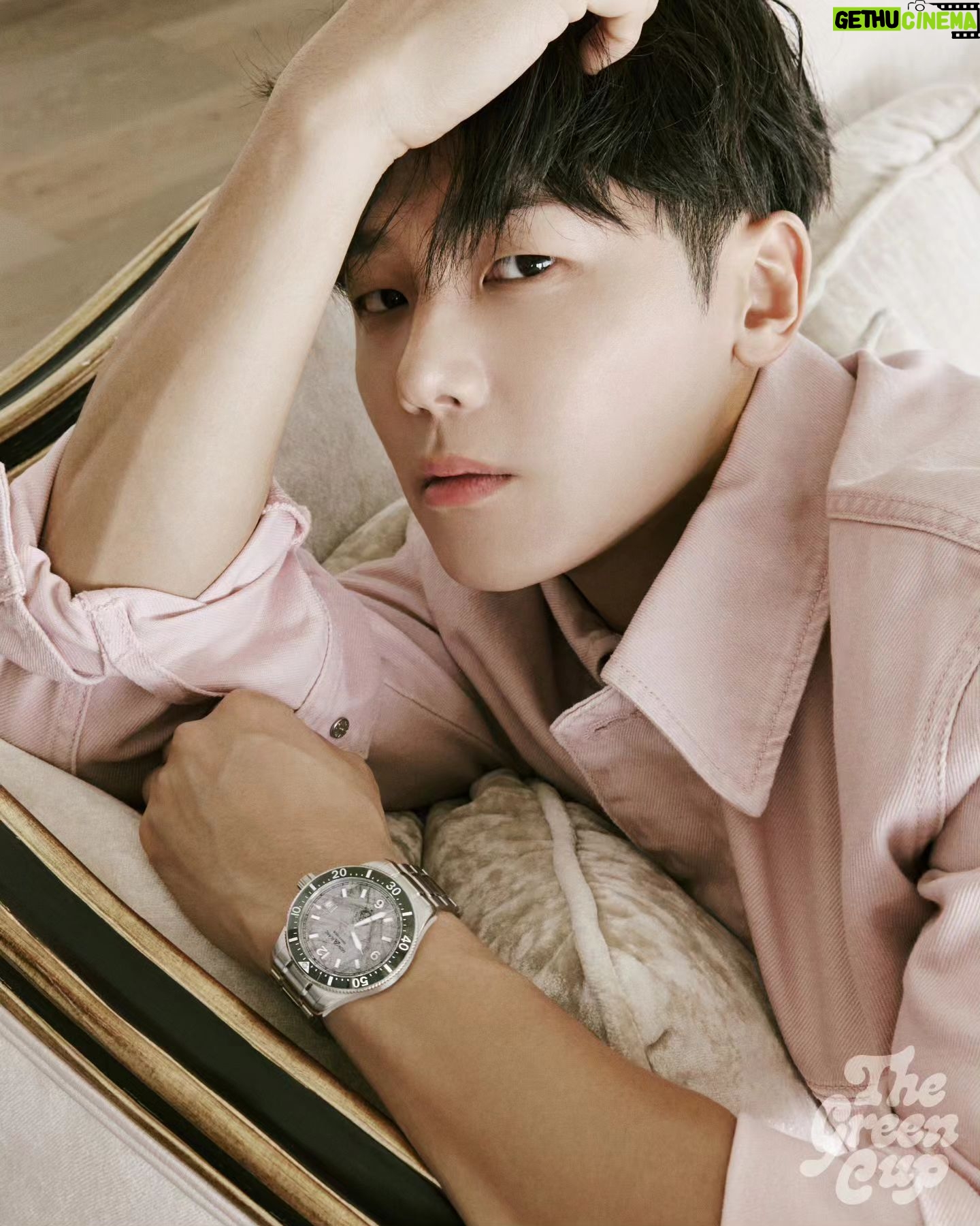 Kang Min-hyuk - 294.5K Likes - 더그린컵 화보 베스트 컷을 꼽기 어려울 정도로 다 잘 나왔어요!!
멋진 촬영 장소에서 최고의 브랜드들과 함께.
자세한 저의 골프 라이프까지 공개했으니
모두 그린컵 화보에서 만나 보세요!!
#더그린컵매거진 #몽블랑 #PGA골프웨어 #골프스타그램