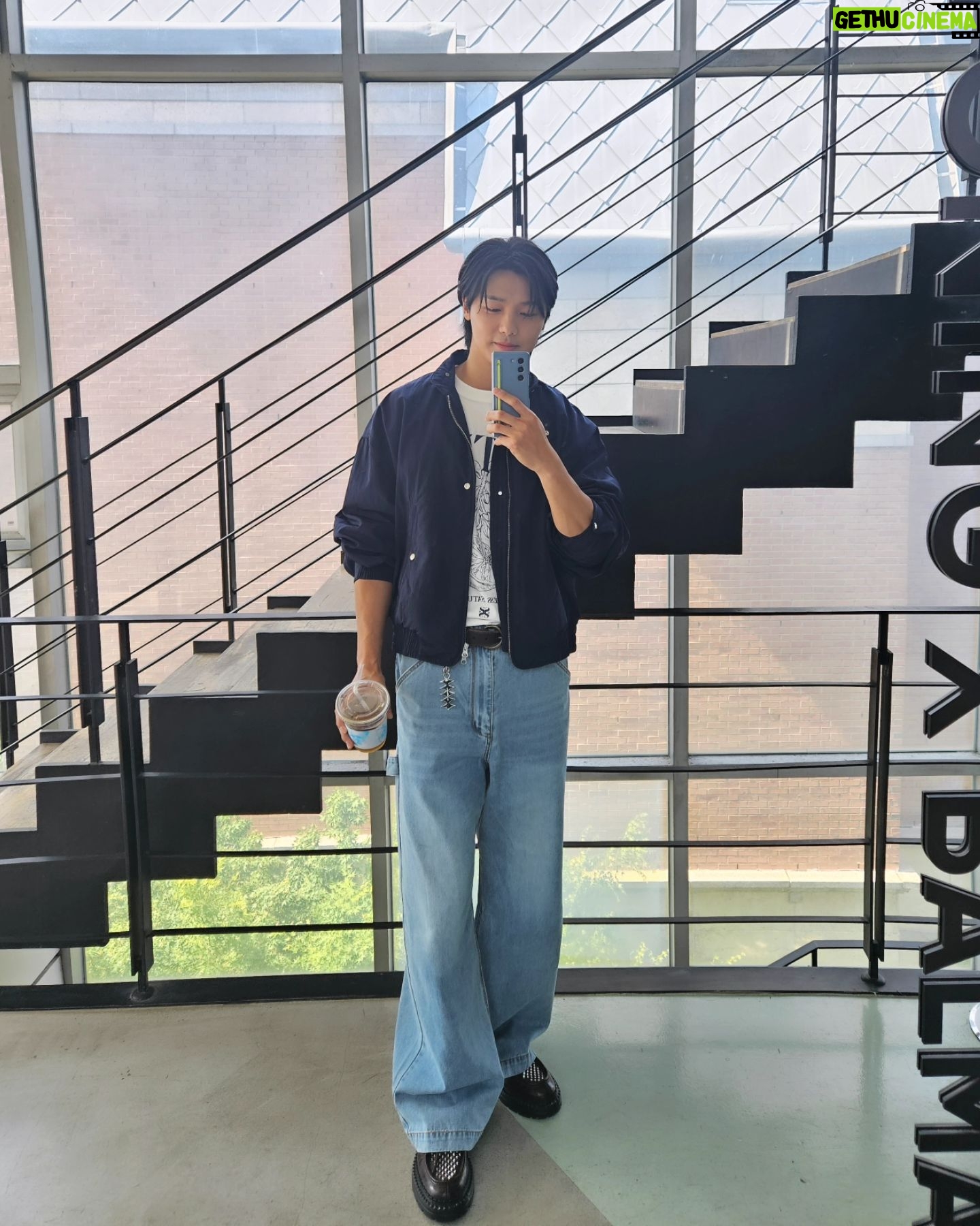 Kang Min-hyuk Instagram - 성수동으로 브랜드 세터의 더티셔츠 팝업스토어를 다녀왔습니다. 넷플릭스 셀러브리티를 함께 촬영했던 규영이와도 오랜만에 인사도 나누고 LP샵 컨셉의 다양한 그래픽의 티셔츠를 고르는 재미도 있고 즐거운 시간이었네요!! 6월 3일까지 성수동에서 팝업스토어가 열린다고 하니 여러분들도 꼭 오셔서 즐겨보세요! #ad #세터 #성수팝업 #팝업스토어 #더티셔츠샵 @satur_official
