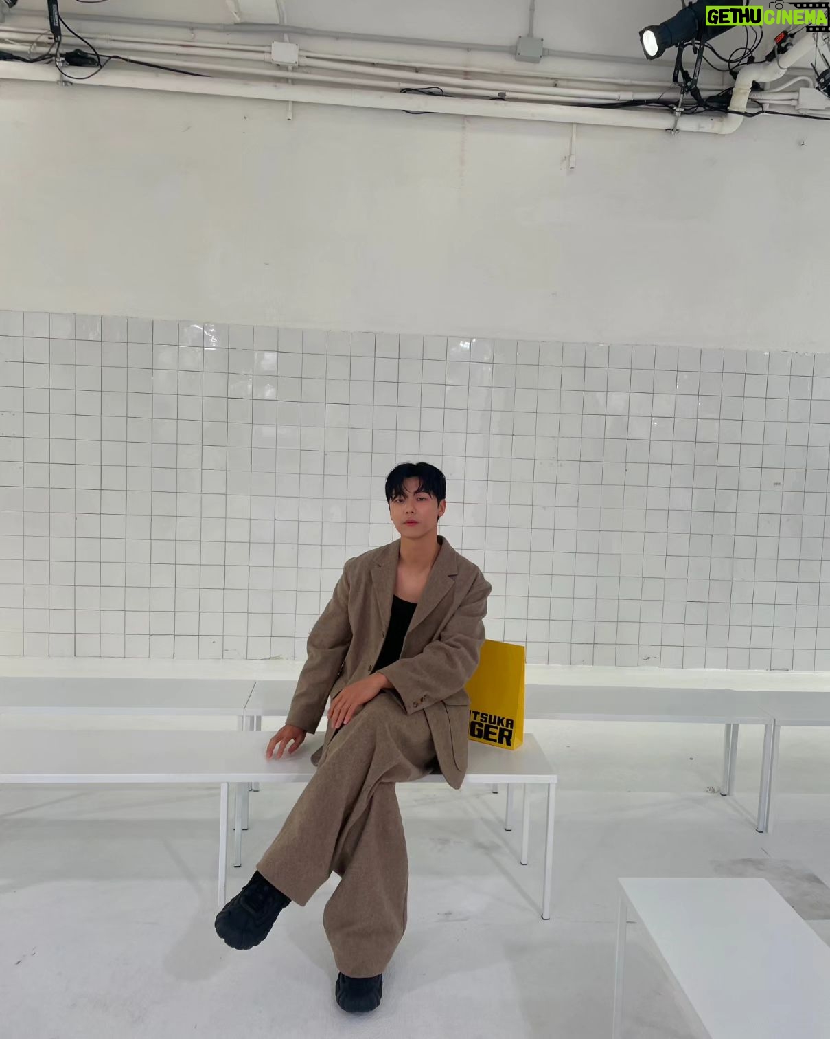 Kang Min-hyuk - 260.2K Likes - 예쁜 사진이 정말 많은데
무엇을 올릴까 고민고민.
#onitsukatiger #milano