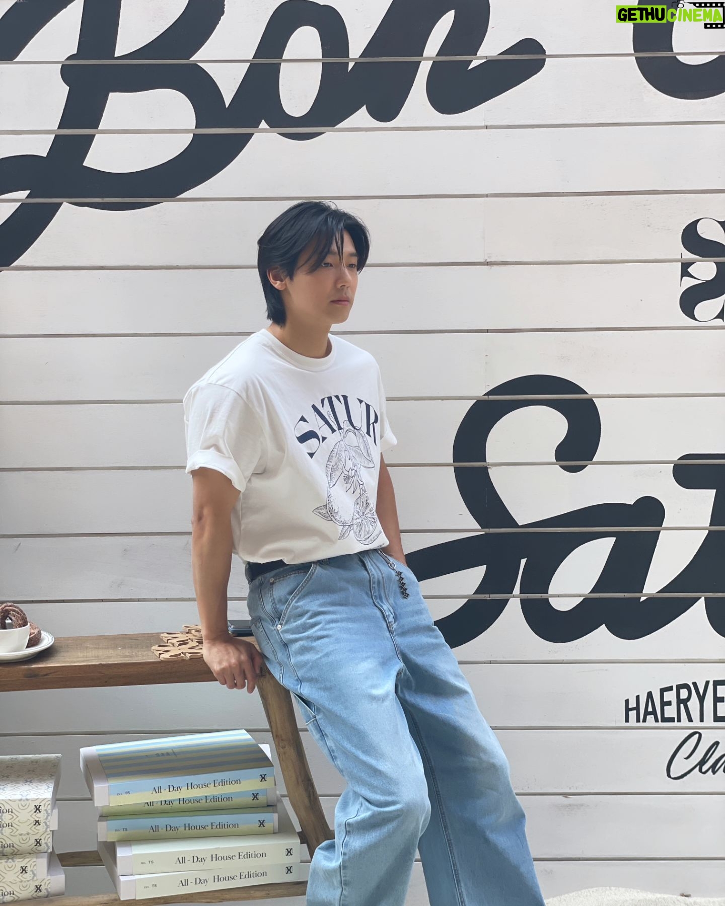 Kang Min-hyuk Instagram - 성수동으로 브랜드 세터의 더티셔츠 팝업스토어를 다녀왔습니다. 넷플릭스 셀러브리티를 함께 촬영했던 규영이와도 오랜만에 인사도 나누고 LP샵 컨셉의 다양한 그래픽의 티셔츠를 고르는 재미도 있고 즐거운 시간이었네요!! 6월 3일까지 성수동에서 팝업스토어가 열린다고 하니 여러분들도 꼭 오셔서 즐겨보세요! #ad #세터 #성수팝업 #팝업스토어 #더티셔츠샵 @satur_official