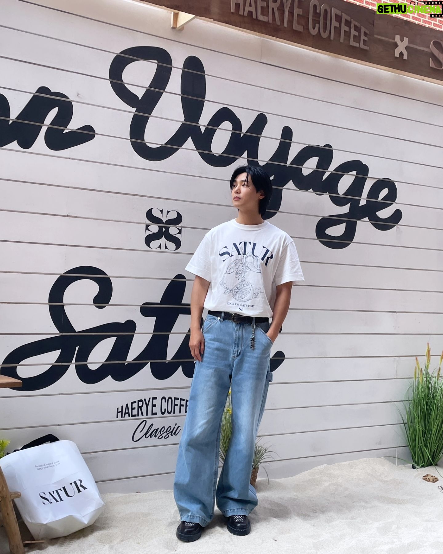 Kang Min-hyuk Instagram - 성수동으로 브랜드 세터의 더티셔츠 팝업스토어를 다녀왔습니다. 넷플릭스 셀러브리티를 함께 촬영했던 규영이와도 오랜만에 인사도 나누고 LP샵 컨셉의 다양한 그래픽의 티셔츠를 고르는 재미도 있고 즐거운 시간이었네요!! 6월 3일까지 성수동에서 팝업스토어가 열린다고 하니 여러분들도 꼭 오셔서 즐겨보세요! #ad #세터 #성수팝업 #팝업스토어 #더티셔츠샵 @satur_official