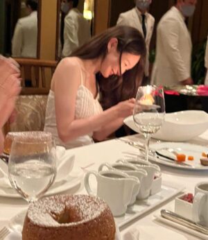Kang Min-kyung Instagram - 애플 떡볶이에 무침 군만두 한 접시 노나먹던 고등학생 여섯이 각자의 자리에서 열심히 살다가 아낄 때 아끼고 쓸 때 쓸 줄 아는 제법 멋진 어른이 되어서 이렇게 여행도 오고 맛난 식당에서 좋은 밥도 먹고 행복했다 그치?