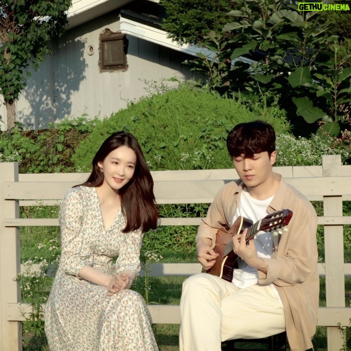 Kang Min-kyung Instagram - 짱적재오빠랑 날 좋은 날, 예쁜 노래 함께 불렀어요. 그래서 여러분 우리랑 같이 걸을거예요 말거예요 ?.? 🧡 풀 버전은 유튜부에….