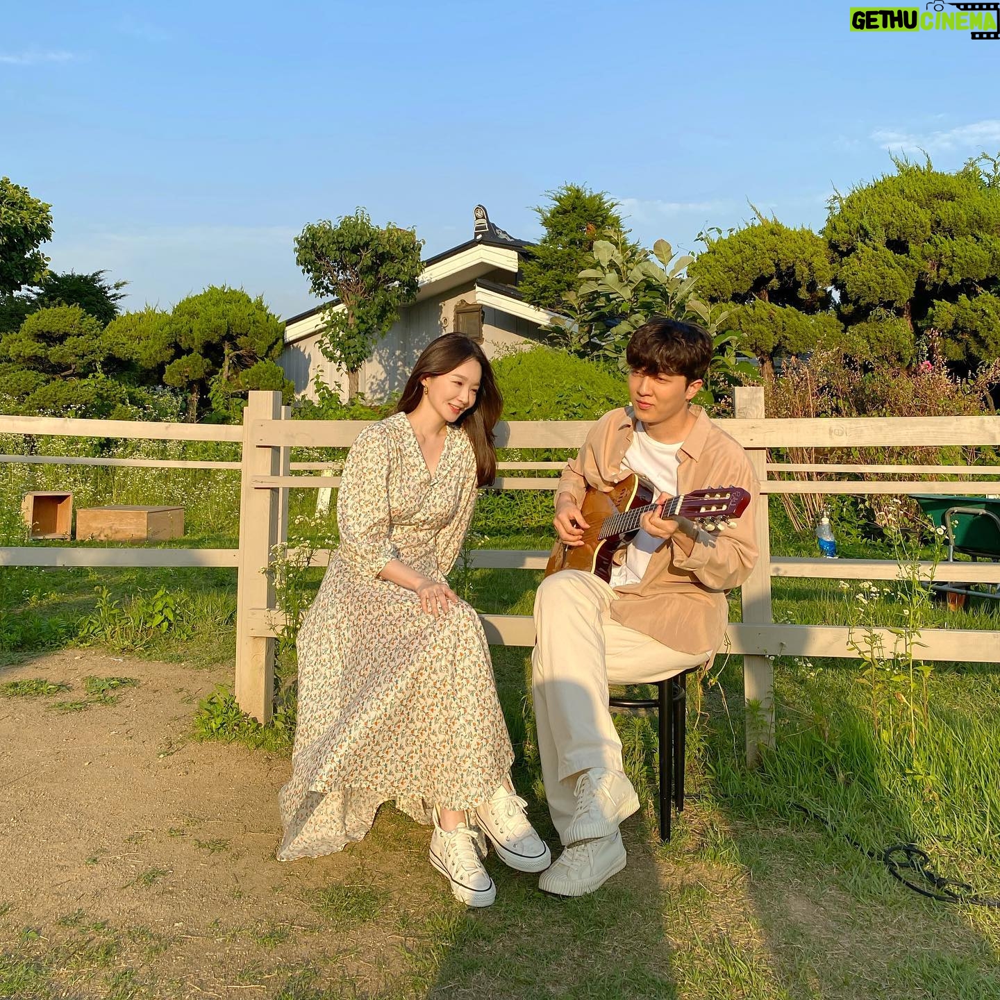 Kang Min-kyung Instagram - 짱적재오빠랑 날 좋은 날, 예쁜 노래 함께 불렀어요. 그래서 여러분 우리랑 같이 걸을거예요 말거예요 ?.? 🧡 풀 버전은 유튜부에….