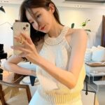 Kang Min-kyung Instagram - 쏟아지는 인스타 사람들 여행 사진을 보면서 아직 못 간 나의 휴가를 상상한다. 어제는 여름을 정통으로 맞다가 치렁치렁 긴 머리를 다듬고 층을 냈다 아무도 못 알아보지만 나름대로는 가뿐하고 상쾌한 기분이 들어 사진을 찍었다. 곧 생일인데, 하늘 선물로 습하지 않고 뚱뚱한 구름이 떠 있는 파란하늘을 받고 싶다 💌 아무튼 그래서 다들 잘 지내?