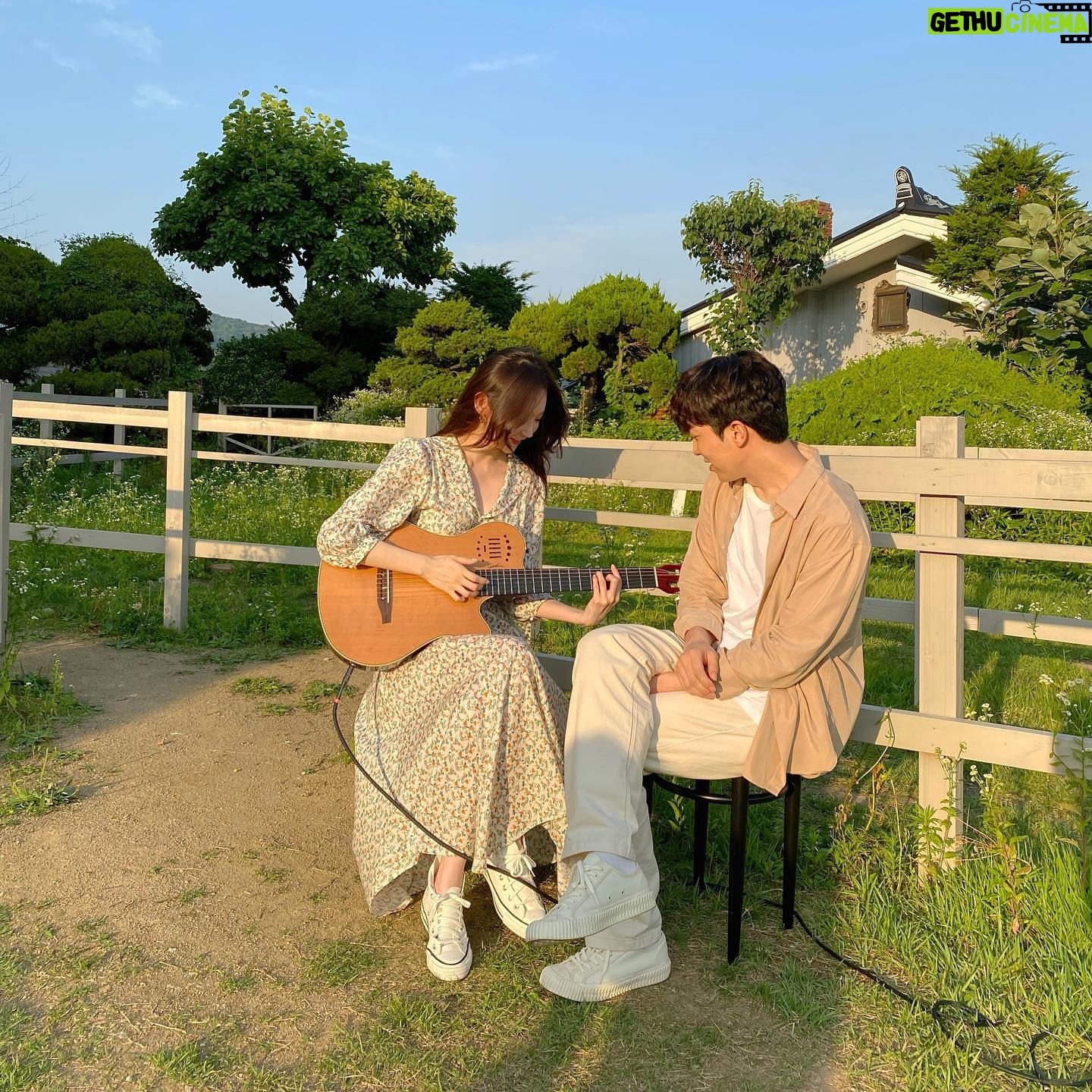 Kang Min-kyung Instagram - 짱적재오빠랑 날 좋은 날, 예쁜 노래 함께 불렀어요. 그래서 여러분 우리랑 같이 걸을거예요 말거예요 ?.? 🧡 풀 버전은 유튜부에….