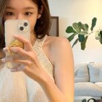 Kang Min-kyung Instagram - 쏟아지는 인스타 사람들 여행 사진을 보면서 아직 못 간 나의 휴가를 상상한다. 어제는 여름을 정통으로 맞다가 치렁치렁 긴 머리를 다듬고 층을 냈다 아무도 못 알아보지만 나름대로는 가뿐하고 상쾌한 기분이 들어 사진을 찍었다. 곧 생일인데, 하늘 선물로 습하지 않고 뚱뚱한 구름이 떠 있는 파란하늘을 받고 싶다 💌 아무튼 그래서 다들 잘 지내?