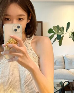 Kang Min-kyung Instagram - 쏟아지는 인스타 사람들 여행 사진을 보면서 아직 못 간 나의 휴가를 상상한다. 어제는 여름을 정통으로 맞다가 치렁치렁 긴 머리를 다듬고 층을 냈다 아무도 못 알아보지만 나름대로는 가뿐하고 상쾌한 기분이 들어 사진을 찍었다. 곧 생일인데, 하늘 선물로 습하지 않고 뚱뚱한 구름이 떠 있는 파란하늘을 받고 싶다 💌
아무튼 그래서 다들 잘 지내?