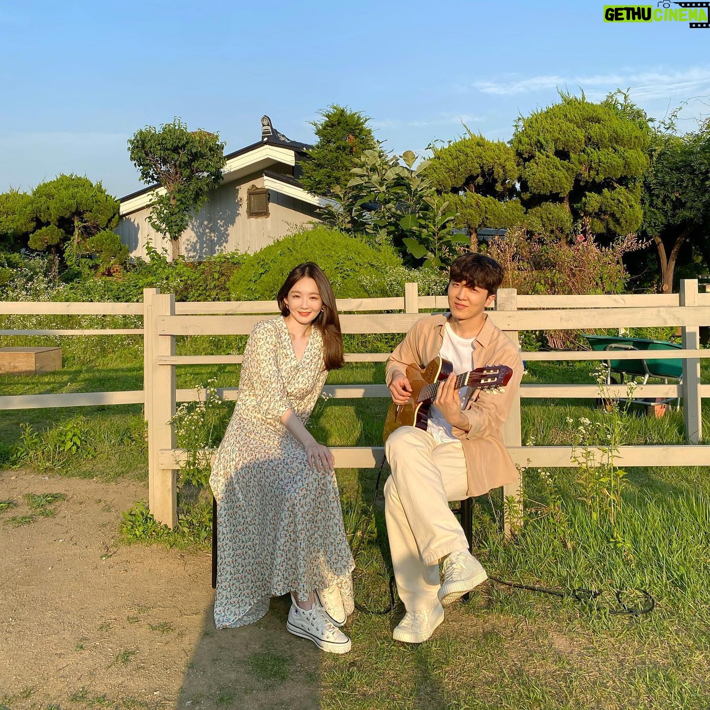 Kang Min-kyung Instagram - 짱적재오빠랑 날 좋은 날, 예쁜 노래 함께 불렀어요. 그래서 여러분 우리랑 같이 걸을거예요 말거예요 ?.? 🧡 풀 버전은 유튜부에….