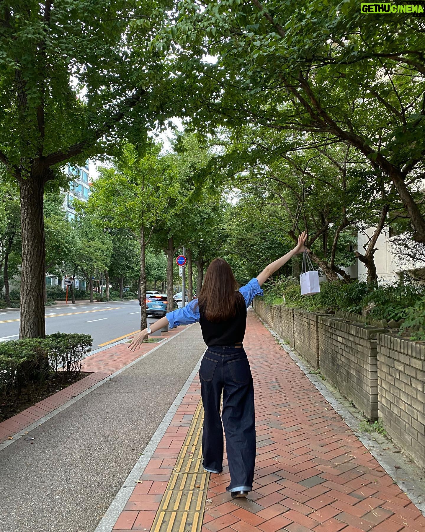 Kang Min-kyung Instagram - 기분 전환 = 향수 사기 = 레몬 에이드 먹끼