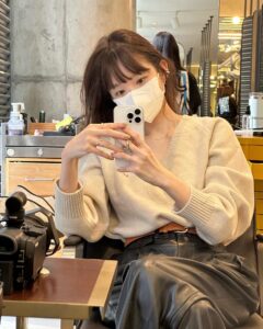 Kang Min-kyung Instagram - 안녕하세요.......... 저 오늘 앞머리 잘랐어요.... 🫣 싹둑싹둑 서걱서걱 꿈이야 생시야
