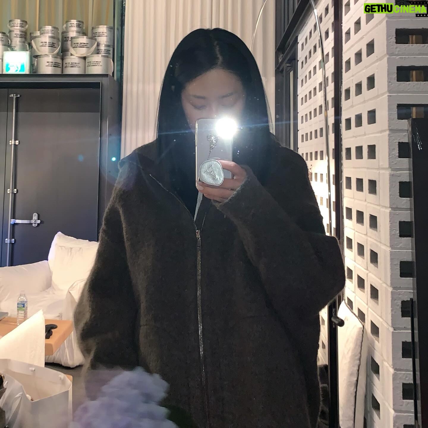 Kang Min-kyung Instagram - 여러분 큰 거 왔어요.. 현정언니 인스타 시작하셨….. 🫨🫧 @atti.present