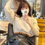 Kang Min-kyung Instagram - 안녕하세요.......... 저 오늘 앞머리 잘랐어요.... 🫣 싹둑싹둑 서걱서걱 꿈이야 생시야