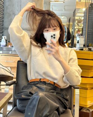 Kang Min-kyung Instagram - 안녕하세요.......... 저 오늘 앞머리 잘랐어요.... 🫣 싹둑싹둑 서걱서걱 꿈이야 생시야