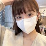 Kang Min-kyung Instagram - 안녕하세요.......... 저 오늘 앞머리 잘랐어요.... 🫣 싹둑싹둑 서걱서걱 꿈이야 생시야