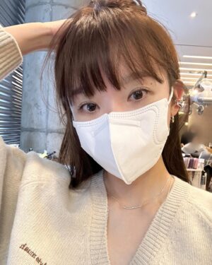 Kang Min-kyung Instagram - 안녕하세요.......... 저 오늘 앞머리 잘랐어요.... 🫣 싹둑싹둑 서걱서걱 꿈이야 생시야