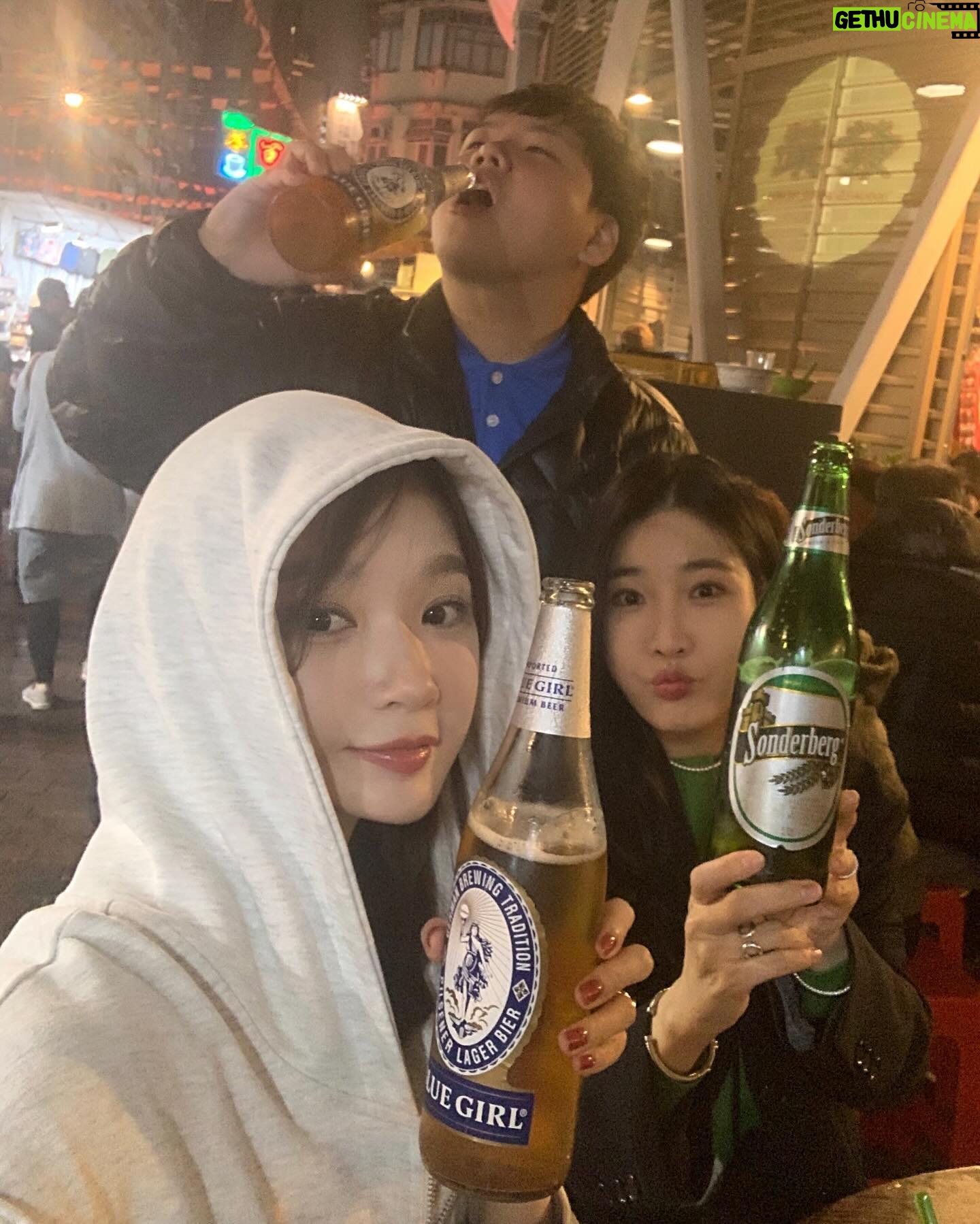 Kang Min-kyung Instagram - 지금으로부터 3년 전, 밖순이인 저에게 지난 코로나 시절은 정말이지 지옥이었는데요… 우연히 곽튜브 채널을 보게 되었고 답답한 마음을 치유받고는 했어요.. 그렇게 준빈이와의 인연이 시작되었고, 얼마 전 함께 홍콩 여행 다녀왔어요 👯♀️👦🎈오늘 여섯시 곽튜브 채널에서 저희의 홍콩 여행기 보실 수 있어효!!!! 빈아 고마워 🫧