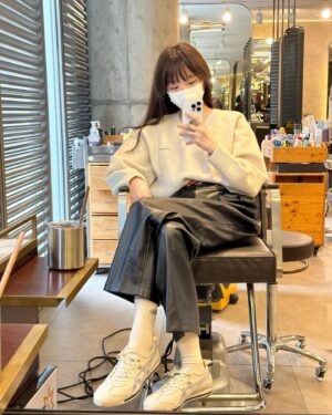 Kang Min-kyung Instagram - 안녕하세요.......... 저 오늘 앞머리 잘랐어요.... 🫣 싹둑싹둑 서걱서걱 꿈이야 생시야