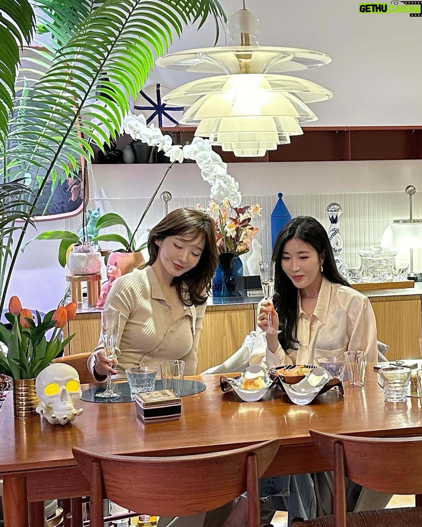Kang Min-kyung Instagram - 동네주민 동네오빠 동네요정님이 밥 채려주셔서 맛나게 먹고 왔지요? 🍛🤍 실시간으로 기 빨린 요정재형 보러 오셔효