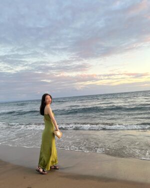 Kang Min-kyung Instagram - 하와이 숙소 첫 날. 핀터레스트에서나 보았던 아름다운 뷰에 마구마구 흥분해서, 새로 산 초록원피스 입고 신나게 바다 가까이에 갔다가 옷도 머리도 만신창이가 되었지만 .. 황홀경이었다