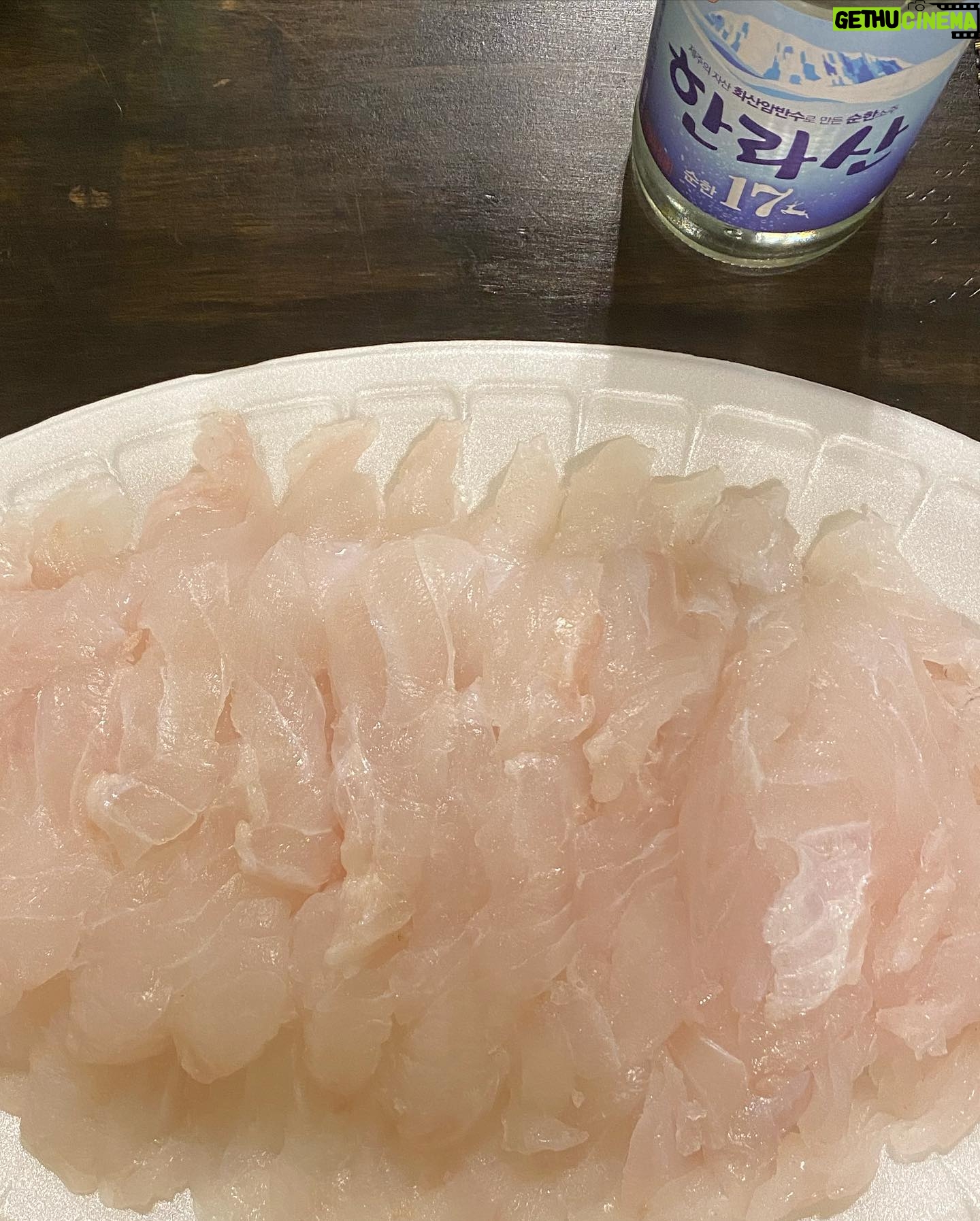 Kang Min-kyung Instagram - 언니 우리 킹금바리 맛났었찌 끗치.. 🐟
