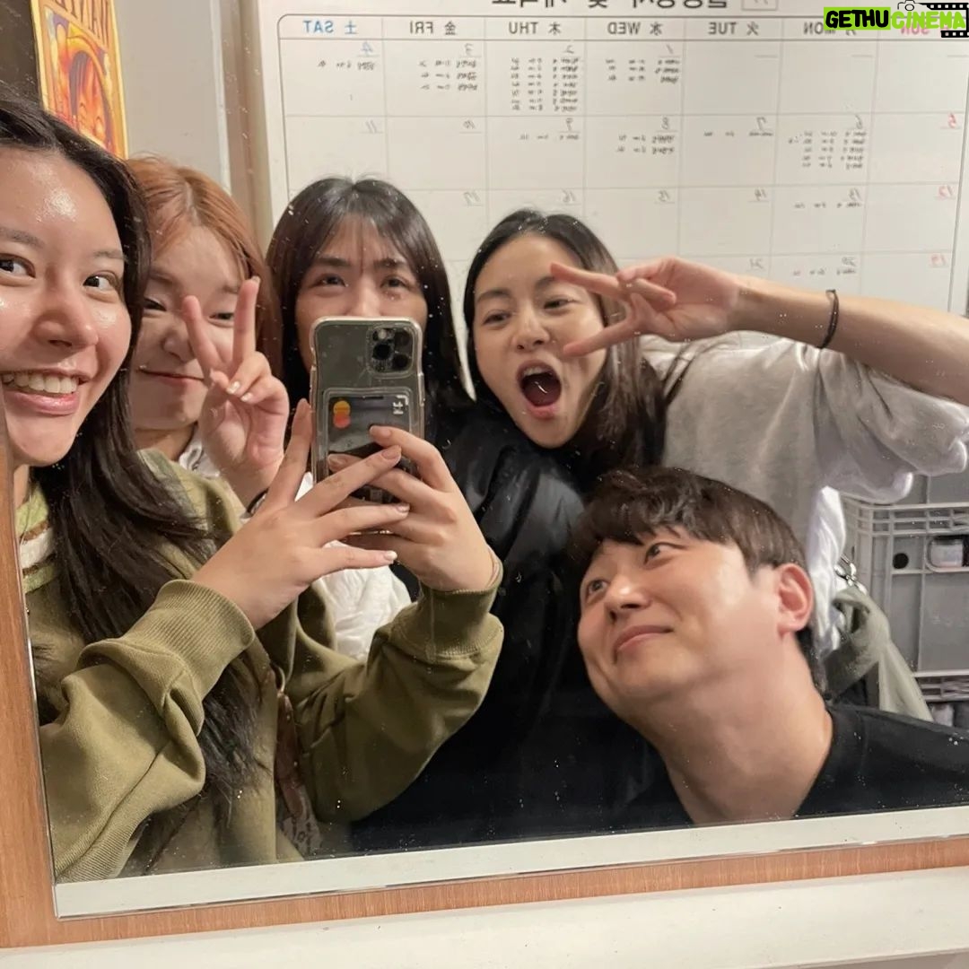 Kang So-ra Instagram - 오랜만에 만난 남될까 스탭들 한 자리에서 계속 열심히 일하는 사람도 있고 새 출발을 하는 사람도 있고 새 생명을 기다리는 사람도 있고... 저마다의 인생, 각자의 선택이지만 시간이 지나면 모두들 그때 그 선택이 참 좋았구나 생각할 날이 오기를 I met the 'Can we be strangers?' staff after a long time. There are people who keep working hard in one place, people who are making a new start, and people who are waiting for a new life... Everyone's life, everyone's choice, but I hope the day comes when everyone thinks that the choice at that time was really good.