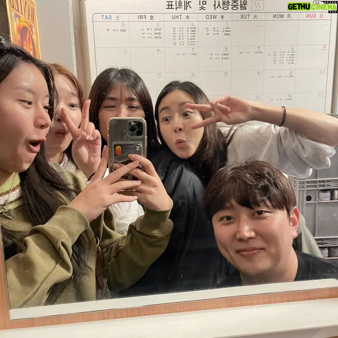 Kang So-ra Instagram - 오랜만에 만난 남될까 스탭들 한 자리에서 계속 열심히 일하는 사람도 있고 새 출발을 하는 사람도 있고 새 생명을 기다리는 사람도 있고... 저마다의 인생, 각자의 선택이지만 시간이 지나면 모두들 그때 그 선택이 참 좋았구나 생각할 날이 오기를 I met the 'Can we be strangers?' staff after a long time. There are people who keep working hard in one place, people who are making a new start, and people who are waiting for a new life... Everyone's life, everyone's choice, but I hope the day comes when everyone thinks that the choice at that time was really good.