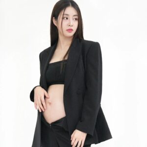 Kang So-ra Instagram - 만삭화보 비하인드컷 생애 첫 만삭화보라 기대반 걱정반이었지만 너무 멋진 결과물에 수고해주신 모든분들께 박수와 감사를! I really enjoyed full-term photography because I don't need to apply pressure to my stomach like I do in regular shoots. Hh