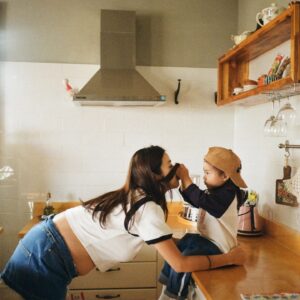 Kang So-ra Instagram - 엄마는 뭐하는 사람이야? 첫째가 물어볼때마다 연예인, 연기자라는 직업을 어린아이에게 어떻게 설명하면 좋을까 고민했었는데 함께하는 사진촬영을 통해 어느정도 간접체험을 해본 첫째... 

뱃속에는 둘째가 있고 출산 후에는 당분간 너무 바쁠것같아 출산임박 전의 나와 첫째의 모습을 담고싶었는데, 다행히 촬영을 즐긴 첫째덕분에 좋은 추억을 만들 수 있었습니다.

지금은 배가 남산만큼 나온 엄마의 곁을 한시도 떨어지지않는 첫째지만 나중에 혼자 할수 있는 일이 많아지고 엄마에게서 멀어질 그날 이 사진들을 보며 혼자 웃을 수 있겠죠.

사진 찍는 날, 아이를 위해 편한 환경을 조성해주시고 신경써주신 모든 분들께 감사합니다.
