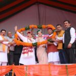 Kangana Ranaut Instagram - देश का हर नागरिक जानता है कि आएंगे तो मोदी जी ही। मंडी की नाचन विधानसभा में आज भाजपा राष्ट्रीय अध्यक्ष श्री जगत प्रकाश नड्डा जी की गरिमामयी उपस्थिति में आयोजित जनसभा को संबोधित किया। प्रधानमंत्री श्री नरेन्द्र मोदी जी के नेतृत्व और आदरणीय नड्डा जी के मार्गदर्शन में हिमाचल की चारों सीटों पर कमल खिलने जा रहा है। जय भाजपा, तय भाजपा