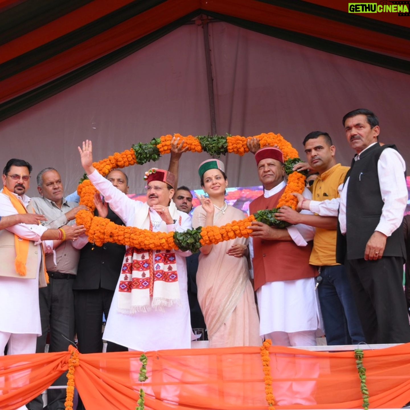 Kangana Ranaut Instagram - देश का हर नागरिक जानता है कि आएंगे तो मोदी जी ही। मंडी की नाचन विधानसभा में आज भाजपा राष्ट्रीय अध्यक्ष श्री जगत प्रकाश नड्डा जी की गरिमामयी उपस्थिति में आयोजित जनसभा को संबोधित किया। प्रधानमंत्री श्री नरेन्द्र मोदी जी के नेतृत्व और आदरणीय नड्डा जी के मार्गदर्शन में हिमाचल की चारों सीटों पर कमल खिलने जा रहा है। जय भाजपा, तय भाजपा