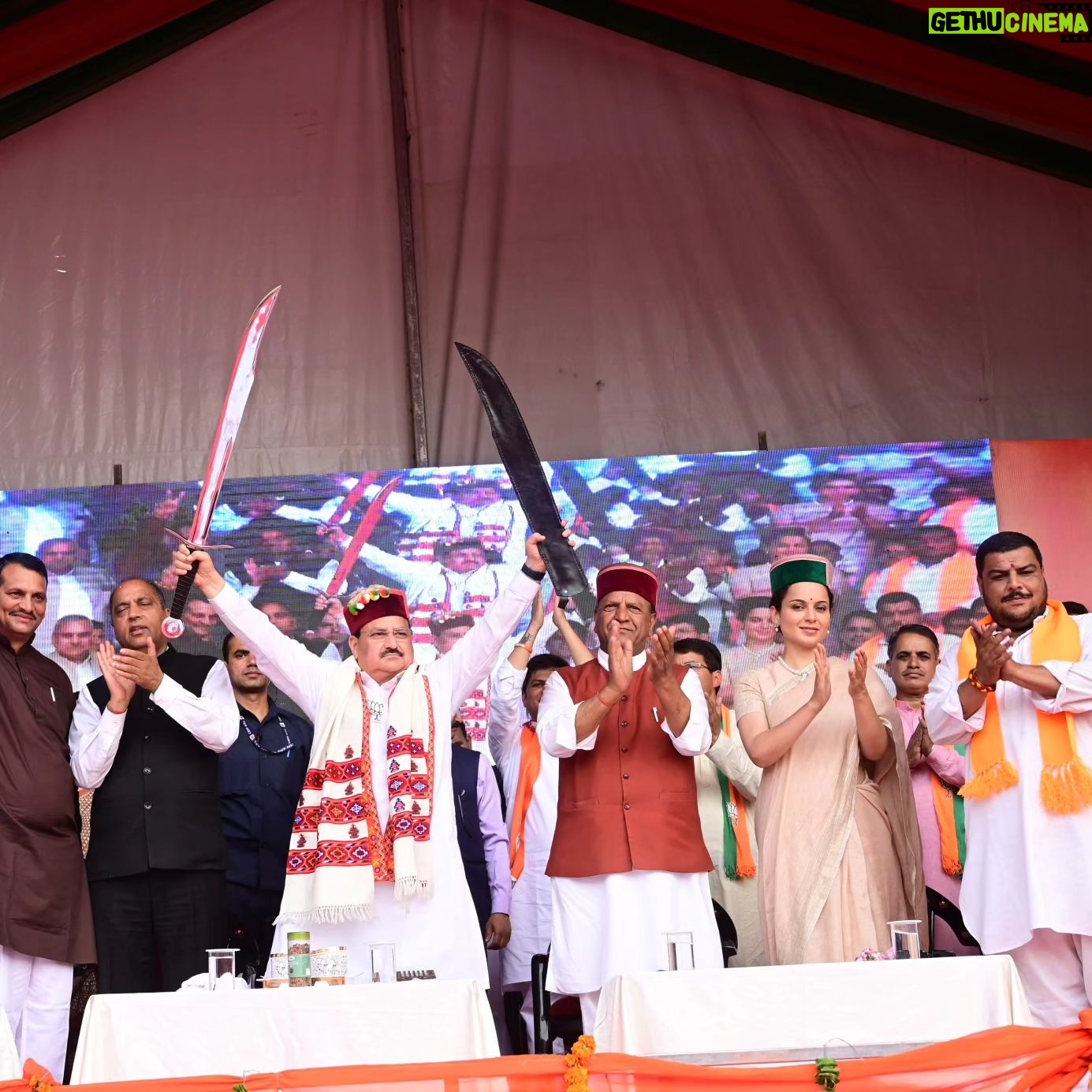 Kangana Ranaut Instagram - देश का हर नागरिक जानता है कि आएंगे तो मोदी जी ही। मंडी की नाचन विधानसभा में आज भाजपा राष्ट्रीय अध्यक्ष श्री जगत प्रकाश नड्डा जी की गरिमामयी उपस्थिति में आयोजित जनसभा को संबोधित किया। प्रधानमंत्री श्री नरेन्द्र मोदी जी के नेतृत्व और आदरणीय नड्डा जी के मार्गदर्शन में हिमाचल की चारों सीटों पर कमल खिलने जा रहा है। जय भाजपा, तय भाजपा