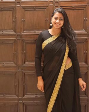 Kaniha Instagram - A black saree can never go wrong!

A black saree has always been my last minute savior!

🖤❤️🖤
#sixyardsofelegance
#sixyardslove #blacksaree