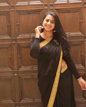 Kaniha Instagram - A black saree can never go wrong!

A black saree has always been my last minute savior!

🖤❤️🖤
#sixyardsofelegance
#sixyardslove #blacksaree