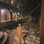 Kanika Mann Instagram - देखो हैं तो बहुत से क़िस्से , तुम वो रख लो जो हैं तुम्हारे हिस्से 🌈
