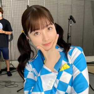 Kanna Hashimoto Instagram - こんにちは！環奈MGです。

こちらの新CM始まってますが、もうご覧になりましたか？

という事で…
「ソリオ」からオフショットです！

#橋本環奈 #橋本環奈2021 #橋本環奈マネージャー #ソリオ #ソリオダンス