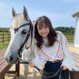 Kanna Hashimoto Instagram - こんばんは！環奈MGです。

本日発売の「テレビジョン」からオフショットです。

初めての海岸乗馬です。

#橋本環奈 #橋本環奈2022 #橋本環奈マネージャー #テレビジョン連載オフショット #海岸乗馬