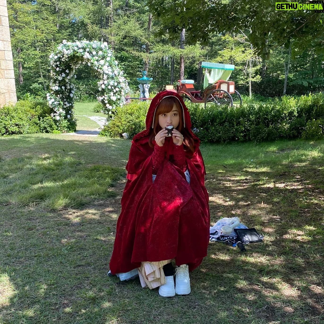 Kanna Hashimoto Instagram - こんにちは!環奈MGです。 世界で大旋風を巻き起こしている「#赤ずきん旅の途中で死体と出会う 」からオフショットをシェアします。 🍎日本で週間映画Top10で1位を獲得! 🍎世界51の国と地域で週間映画TOP10入り! 🍎Netflixの週間グローバルTop10(非英語映画)で日本映画初の1位! #橋本環奈 #橋本環奈2023 #橋本環奈マネージャー #赤ずきん旅の途中で死体と出会う #onceuponacrime #netflix #ネットフリックス # ネトフリ