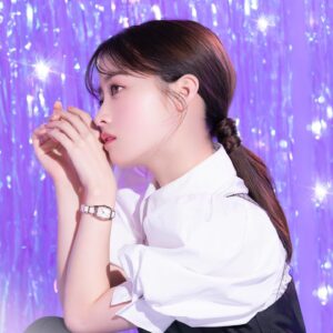 Kanna Hashimoto Instagram - こんばんは！環奈MGです。

エンジェルハートより、Love Sportsシリーズが発売しました！

カレンダーがもらえるノベルティキャンペーンも開催しているそうなので、是非チェックしてみてくださいね！

URLはストーリーにアップします。

#橋本環奈 #橋本環奈2023 #橋本環奈マネージャー #エンジェルハート 
@angelheartwatch