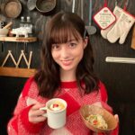 Kanna Hashimoto Instagram - こんにちは！環奈MGです。 本日24日発売のテレビジョンからオフショットです。 今回は初めてのペットフード作りでした🐶 #橋本環奈 #橋本環奈2020 #橋本環奈マネージャー #テレビジョン連載オフショット