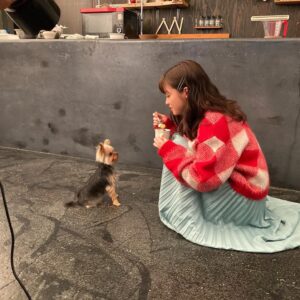 Kanna Hashimoto Instagram - こんにちは！環奈MGです。

本日24日発売のテレビジョンからオフショットです。

今回は初めてのペットフード作りでした🐶

#橋本環奈 #橋本環奈2020 #橋本環奈マネージャー #テレビジョン連載オフショット