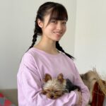 Kanna Hashimoto Instagram - こんばんは！環奈MGです。 今日は発売中のザテレビジョンからオフショットです。 ２度目の登場！後輩のピノちゃんと一緒にドッグヨガ🐕 環奈と心が通じてヨガで気持ち良くなって寝ちゃってました。 #橋本環奈 #橋本環奈2021 #橋本環奈マネージャー #ザテレビジョン #ドッグヨガ