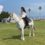 Kanna Hashimoto Instagram - こんばんは！環奈MGです。 本日発売の「テレビジョン」からオフショットです。 初めての海岸乗馬です。 #橋本環奈 #橋本環奈2022 #橋本環奈マネージャー #テレビジョン連載オフショット #海岸乗馬