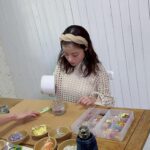 Kanna Hashimoto Instagram - メリークリスマス！環奈MGです。 ちょっと前の月刊ザテレビジョンからオフショットです！ ジェルキャンドルを作りました🕯 皆さま、素敵なクリスマスを🎄 #橋本環奈 #橋本環奈2022 #橋本環奈マネージャー #テレビジョン連載オフショット