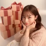 Kanna Hashimoto Instagram – こんにちは!環奈MGです。
エンジェルハートから新作2シリーズが発売になりました❤️
ホリデーシーズン限定のブレスレットが付いたアクセサリーセット、プレゼントにいかがですか🎁
#橋本環奈 #橋本環奈2023 #橋本環奈マネージャー #エンジェルハート