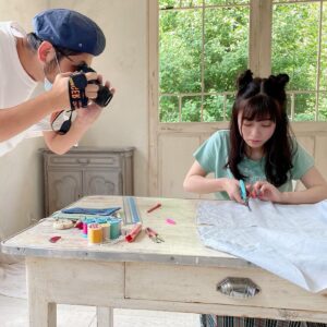 Kanna Hashimoto Instagram - こんにちは！環奈MGです。

先日撮影したばかりのテレビジョンが、気付いたらもう発売日を過ぎていたのでオフショットをシェアします！

時が経つのが早い…。 #橋本環奈 #橋本環奈2020 #橋本環奈マネージャー #手作りマスク #マスクチャーム #テレビジョン連載オフショット