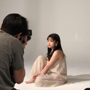 Kanna Hashimoto Instagram - こんにちは！環奈MGです。 最近は私も「大人な春メイク」勉強してます👀 という事で今日はね、VoCE4月号からオフショットをシェアします！ #橋本環奈 #橋本環奈2020 #橋本環奈マネージャー #voce #河北メイク