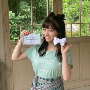 Kanna Hashimoto Instagram - こんにちは！環奈MGです。

先日撮影したばかりのテレビジョンが、気付いたらもう発売日を過ぎていたのでオフショットをシェアします！

時が経つのが早い…。 #橋本環奈 #橋本環奈2020 #橋本環奈マネージャー #手作りマスク #マスクチャーム #テレビジョン連載オフショット
